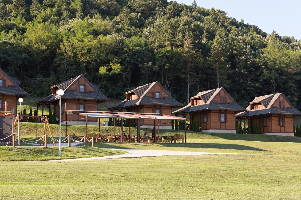 Etno Naselje Vrdnicka Kula Bed & Breakfast Vrdnik Ngoại thất bức ảnh