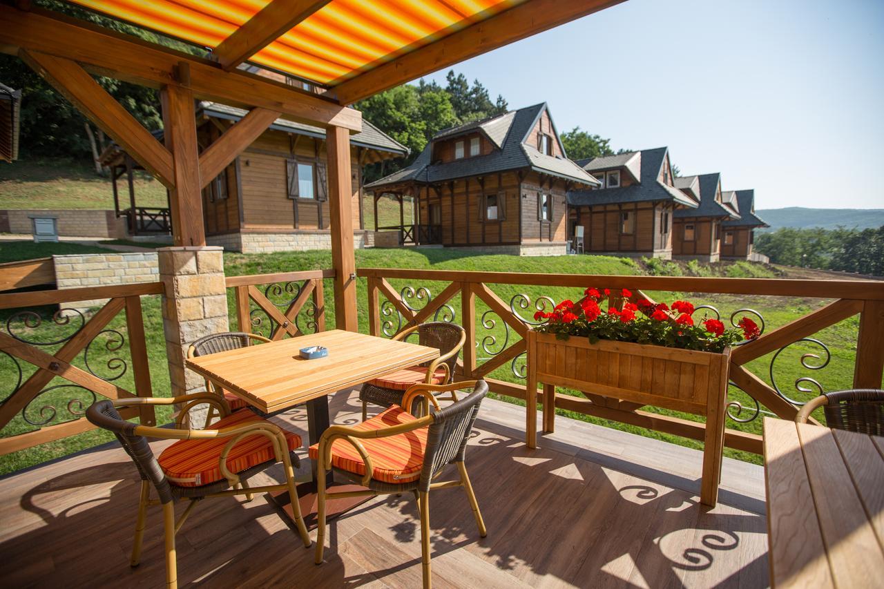 Etno Naselje Vrdnicka Kula Bed & Breakfast Vrdnik Ngoại thất bức ảnh