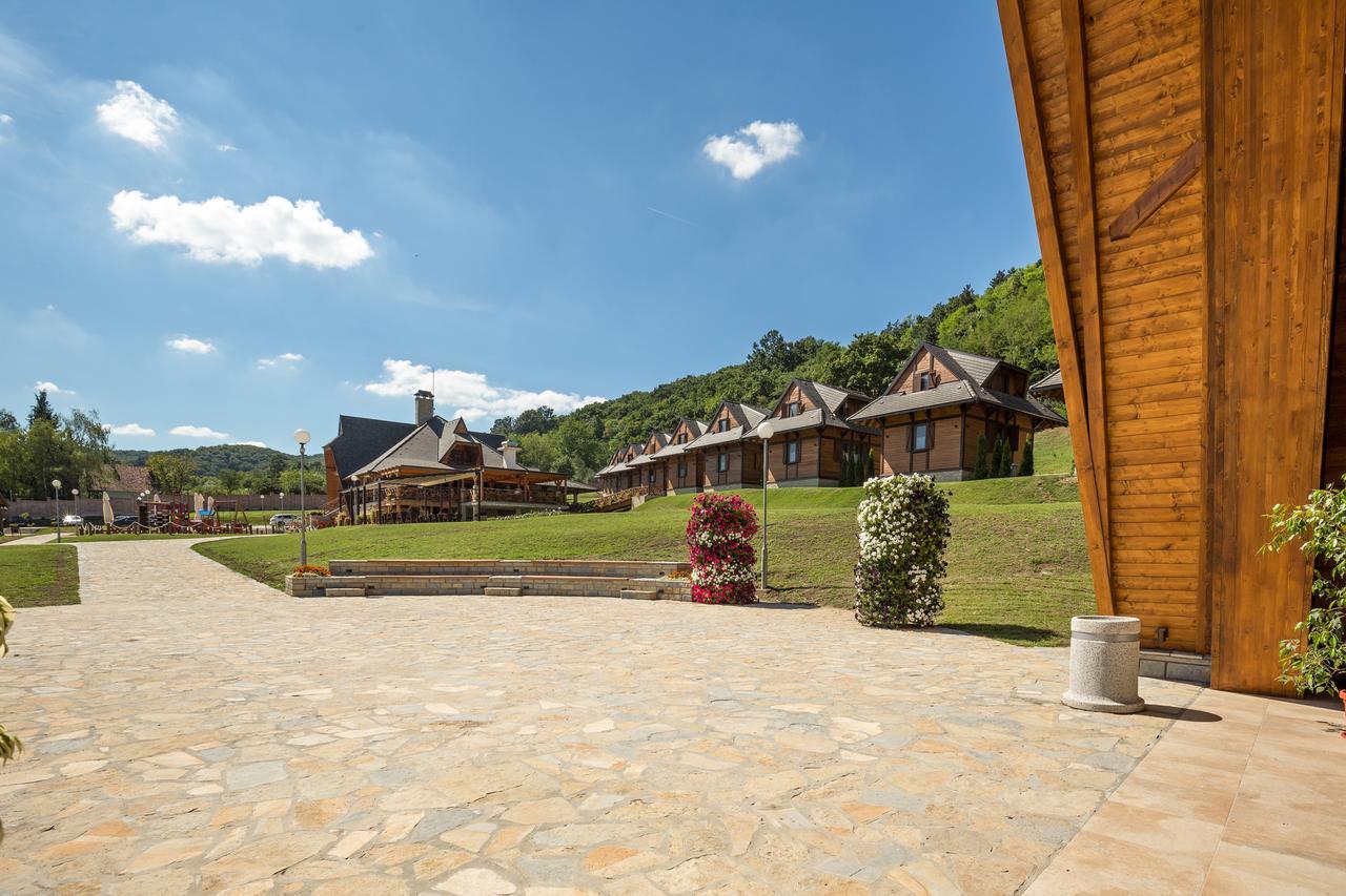 Etno Naselje Vrdnicka Kula Bed & Breakfast Vrdnik Ngoại thất bức ảnh