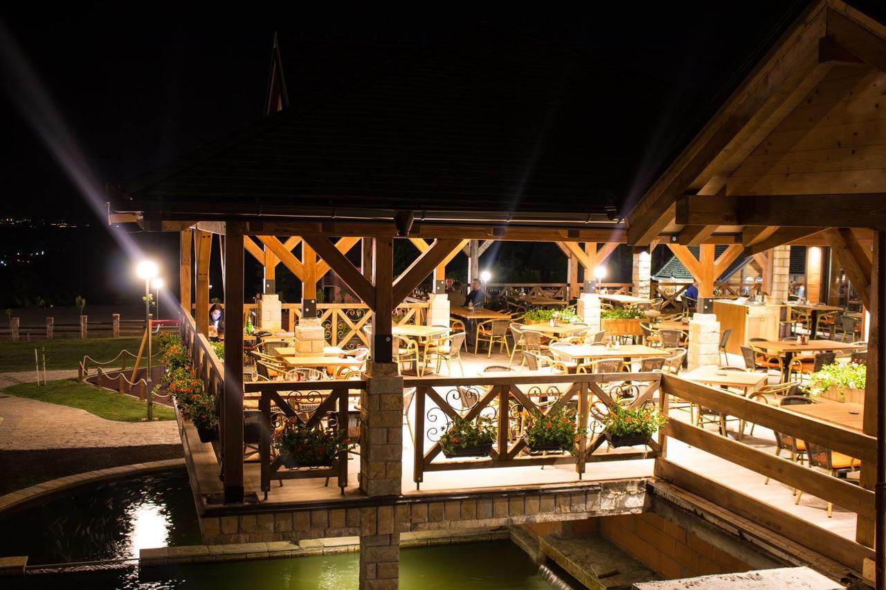 Etno Naselje Vrdnicka Kula Bed & Breakfast Vrdnik Ngoại thất bức ảnh